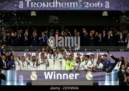 Marcelo del Real Madrid alza il trofeo europeo UEFA Super Cup Foto Stock