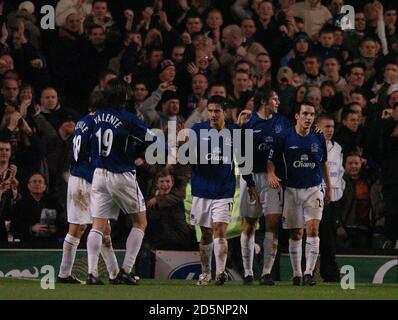 Tim Cahill di Everton celebra il punteggio contro Millwall Foto Stock