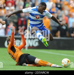 Joe Mason di Wolverhampton (a sinistra) e Callum Harriott di Reading combattono per la palla. Foto Stock