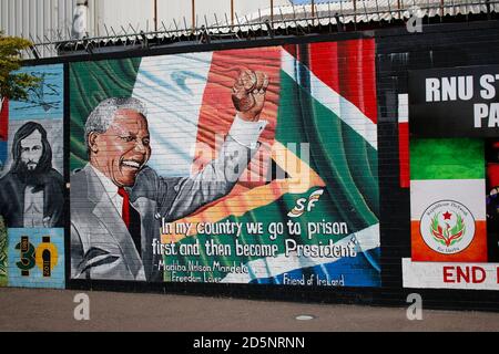 Portrait von Nelson Mandela - Impressionen: Parete Internazionale di Belfast, Nordirland/ Irlanda del Nord (nur fuer redaktionelle Verwendung. Keine Werbun Foto Stock
