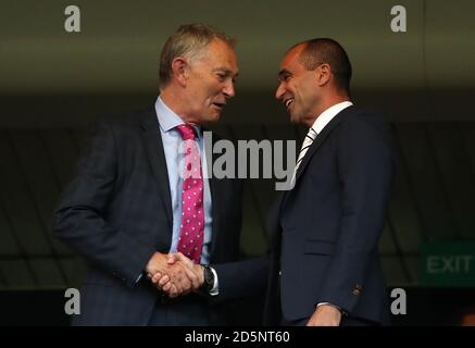 Il presidente esecutivo della Premier League Richard Scudamore (a sinistra) con la testa del Belgio Allenati Roberto Martinez nelle bancarelle prima di partire Foto Stock
