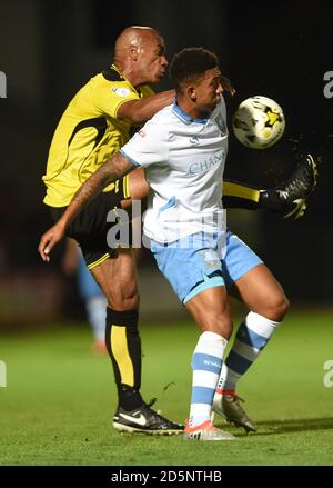 Chris o'Grady di Burton Albion (a sinistra) e Liam Palmer di Sheffield Wednesday (destra) battaglia per la palla Foto Stock