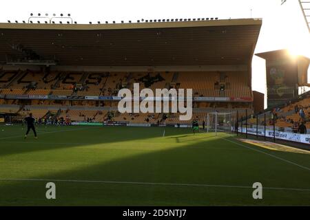 I giocatori della città di Ipswich si riscaldano al sole che si affievolisce Wolverhampton Wanderers Molineux Stadium Foto Stock