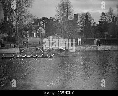 L'equipaggio della Cambridge University si è dedicato per la prima volta al Tamigi a Goring. Foto Stock