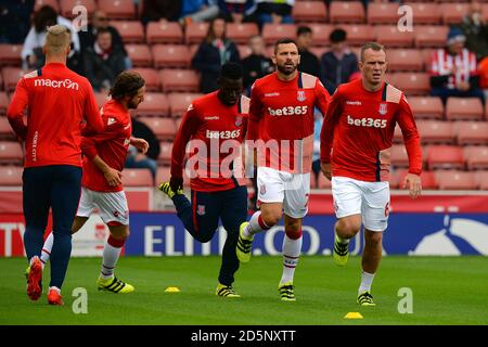 R-L: Stoke City's Glenn Whelan, Phillip Bardsley, Mame Biram Diouf, Joe Allen e Marko Arnautovic durante il riscaldamento Foto Stock