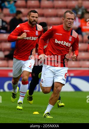 Stoke City's Glenn Whelan (a destra) e Phillip Bardsley durante il riscaldamento Foto Stock