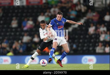 Tom Ince della contea di Derby (a sinistra) e Mike Jones di Carlisle United Foto Stock