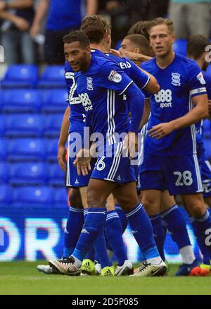 David Davis di Birmingham City festeggia con i suoi compagni di squadra dopo aver ottenuto il primo gol al suo fianco. Foto Stock