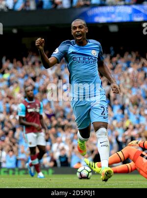 Fernandinho di Manchester City celebra il secondo obiettivo del suo fianco il gioco Foto Stock