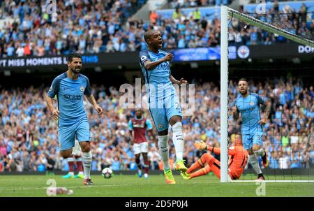 Fernandinho di Manchester City celebra il secondo obiettivo del suo fianco il gioco Foto Stock