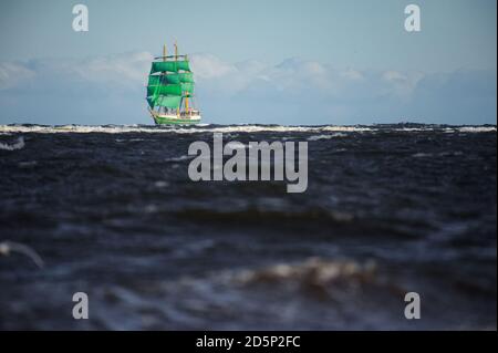 Laboe, Germania. 14 ottobre 2020. Il tre-maestro 'Alexander von Humboldt 2' naviga oltre la costa vicino al comune di Laboe al suo ritorno dal suo primo viaggio di addestramento. Poi il barque, che sta attualmente sostituendo il 'Gorch Fock' come nave da addestramento della marina, ormeggiata a Kiel. Credit: Gregor Fischer/dpa/Alamy Live News Foto Stock