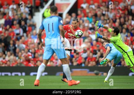 Il Manchester United's Zlatan Ibrahimovic segna il suo primo obiettivo di schieramenti la partita Foto Stock