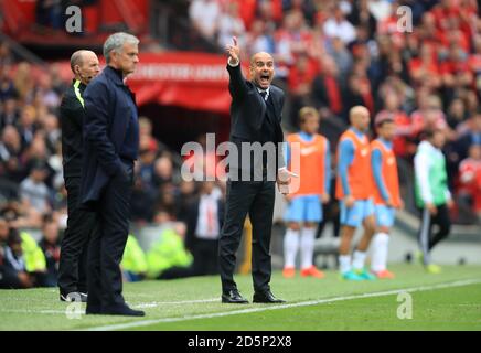 Manchester City manager Pep Guardiola gesti con il perimetro. Foto Stock