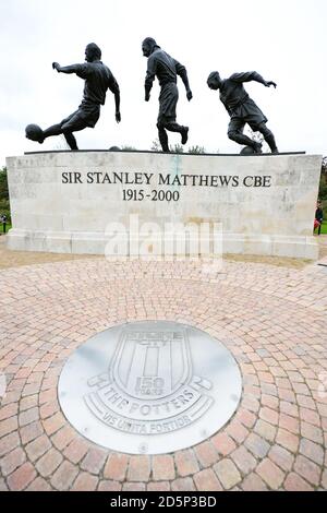 Una vista generale della statua CBE di Sir Stanley Matthews Fuori dallo stadio Bet365 Foto Stock