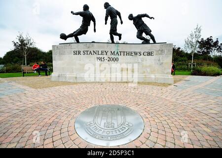 Una vista generale della statua CBE di Sir Stanley Matthews Fuori dallo stadio Bet365 Foto Stock