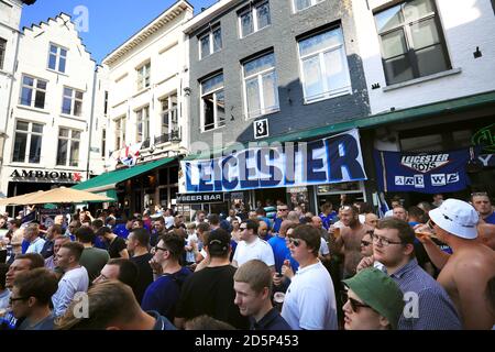 I fan di Leicester City si immergersi nell'atmosfera delle strade Di Bruges Foto Stock