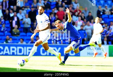 Rickie Lambert di Cardiff e Kyle Bartley di Leeds United in azione. Foto Stock