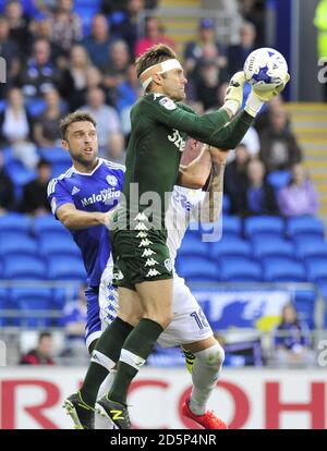 Rickie Lambert di Cardiff e Robert Green di Leeds United in azione. Foto Stock