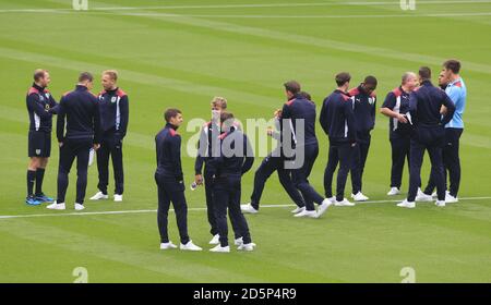 I giocatori di Burnley ispezionano il campo prima della partita contro Leicester City. Foto Stock