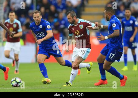 Steven Defour di Burnley in azione (centro) Foto Stock