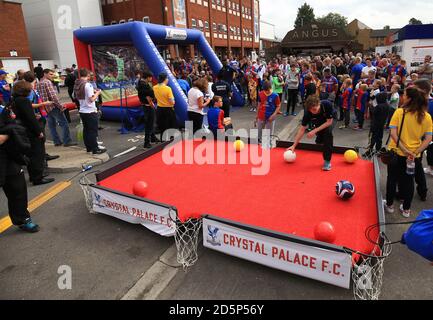 I tifosi del Crystal Palace si divertono al parco dei fan prima della partita contro Stoke City. Foto Stock