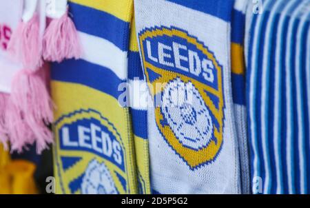 Sciarpe davanti alla terza gara della Leeds United contro Blackburn Rovers EFL Cup presso lo stadio Elland Road di Leeds. Foto Stock