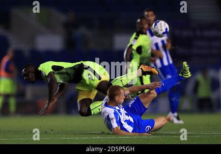 Steve Sidwell di Brighton & Hove Albion affronta Joseph Mendes di Reading Foto Stock