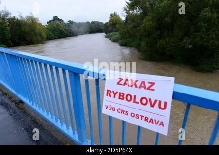 Lipnik nad Becvou, Repubblica Ceca. 14 ottobre 2020. Forti piogge hanno causato inondazioni in alcune parti della Repubblica Ceca. La pioggia costante ha innalzato il livello dell'acqua del fiume Becva, in Lipnik nad Becvou, Repubblica Ceca, 14 ottobre 2020. Credit: Ludek Perina/CTK Photo/Alamy Live News Foto Stock