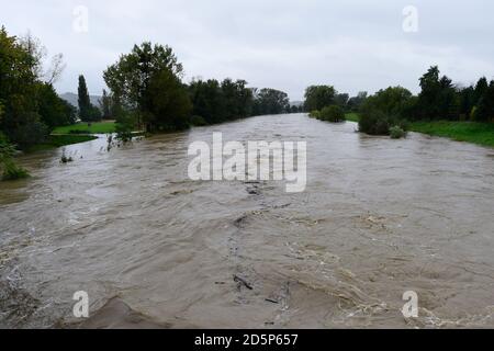 Lipnik nad Becvou, Repubblica Ceca. 14 ottobre 2020. Forti piogge hanno causato inondazioni in alcune parti della Repubblica Ceca. La pioggia costante ha innalzato il livello dell'acqua del fiume Becva, in Lipnik nad Becvou, Repubblica Ceca, 14 ottobre 2020. Credit: Ludek Perina/CTK Photo/Alamy Live News Foto Stock