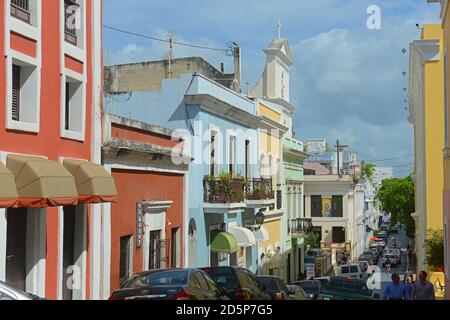 Edificio storico su Calle del Sol a Calle del Cristo nella vecchia San Juan, Puerto Rico. Foto Stock