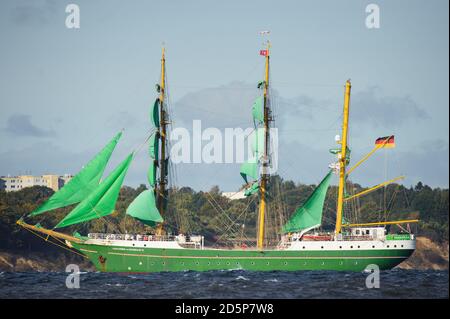 Laboe, Germania. 14 ottobre 2020. Il tre-maestro 'Alexander von Humboldt 2' naviga oltre la costa vicino al comune di Laboe al suo ritorno dalla sua prima crociera di addestramento navale. Poi il barque, che sta attualmente sostituendo il 'Gorch Fock' come nave da addestramento della marina, ormeggiata a Kiel. Credit: Gregor Fischer/dpa/Alamy Live News Foto Stock