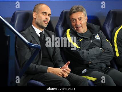 Il responsabile della città di Manchester Pep Guardiola (a sinistra) e l'assistente Coach Domenec Torrent Foto Stock