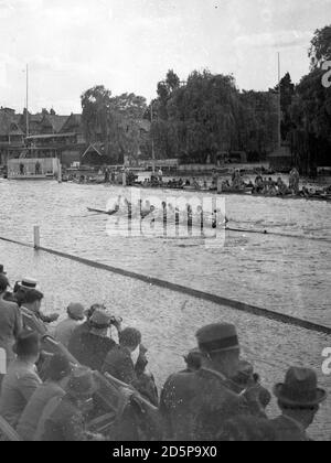 La Kent School (USA) batte facilmente il Quintin Boat Club nel settimo caldo della Thames Challenge Cup il giorno di apertura della Regata reale a Henley. Foto Stock