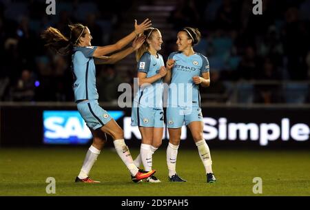 Il bronzo fortunato di Manchester City (a destra) celebra il suo secondo posto obiettivo con i compagni di squadra Foto Stock