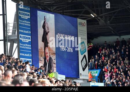 I fan di Leeds United applaudgono in onore di Duncan Revie, figlio dell'ex manager di Leeds e dell'Inghilterra Don Revie Foto Stock