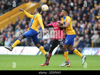 Mansfield Town's Krystian Pearce (a sinistra) e Rhys Bennett in azione con Jonathan Forte della contea di Notts. Foto Stock