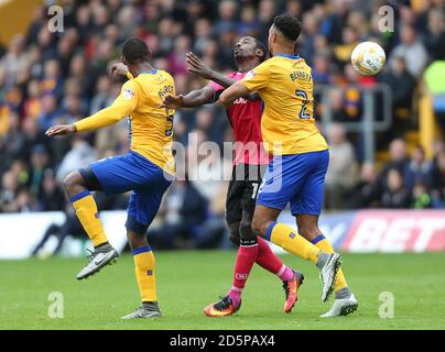 Mansfield Town's Krystian Pearce (a sinistra) e Rhys Bennett in azione con Jonathan Forte della contea di Notts. Foto Stock