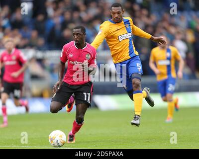 Jonathan Forte della contea di Notts (a sinistra) e la Krystian Pearce di Mansfield Town in azione. Foto Stock