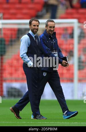 Il direttore del custode dell'Inghilterra Gareth Southgate (a sinistra) prima del calcio d'inizio Foto Stock