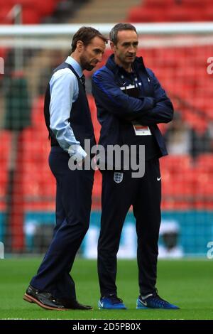 Il direttore del custode dell'Inghilterra Gareth Southgate (a sinistra) prima del calcio d'inizio Foto Stock