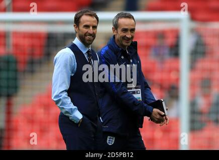 Il direttore del custode dell'Inghilterra Gareth Southgate (a sinistra) prima del calcio d'inizio Foto Stock