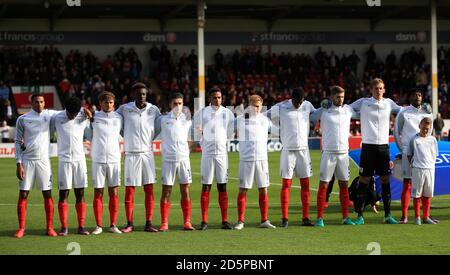 (Sinistra-destra) Inghilterra Isaac Hayden, Joshua Onomah, John Swift, Tammy Abraham, Jack Grealish, Brendan Galloway, Duncan Watmore, Dominic Iorfa, Jack Stephens, il portiere dell'Inghilterra Christian Walton e Nataniel Chalobah si allineano prima del lancio Foto Stock