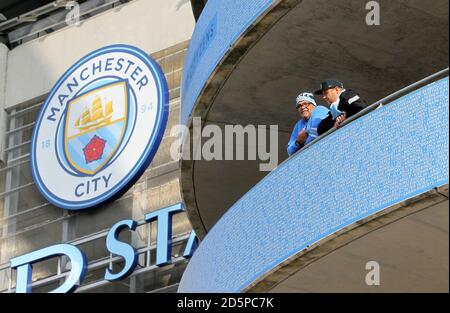 Fan di Manchester City fuori dallo stadio Etihad di Manchester City Foto Stock