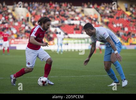 Ricky Holmes di Charlton Athletic (a sinistra) è sfidato da Coventry City's. Pagina di Lewis Foto Stock