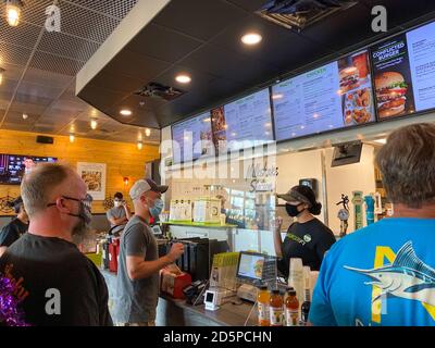 Orlando, FL/USA -10/10/20: Persone che ordinano il cibo in un fast food Burger Fi a Lake Nona Orlando, Florida. Foto Stock