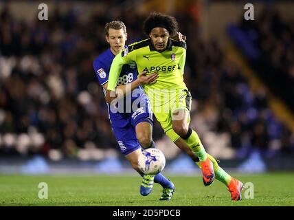 Jonathan Spector di Birmingham (a sinistra) e Rotherham United's Isaiah Brown combatti per la palla Foto Stock