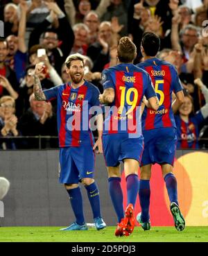 Lionel messi di Barcellona (a sinistra) celebra il secondo gol della sua parte del gioco con i compagni di squadra Foto Stock