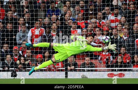 Il portiere di Middlesbrough Victor Valdes si tuffa per tutta la lunghezza per tenerlo fuori un altro sforzo sull'obiettivo Foto Stock