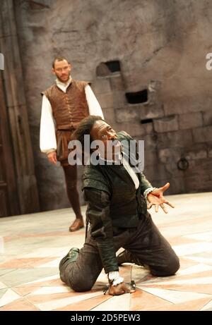 l-r: Dominic West (Iago), Clarke Peters (Othello) a OTHELLO di Shakespeare al Crucible Theatre di Sheffield, Inghilterra 20/09/2011 design: Morgan Grande illuminazione: Lucy carter regista: Daniel Evans Foto Stock