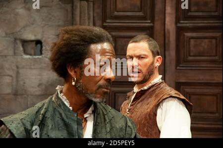 l-r: Clarke Peters (Othello), Dominic West (Iago) a OTHELLO di Shakespeare al Crucible Theatre di Sheffield, Inghilterra 20/09/2011 design: Morgan Grande illuminazione: Lucy carter regista: Daniel Evans Foto Stock